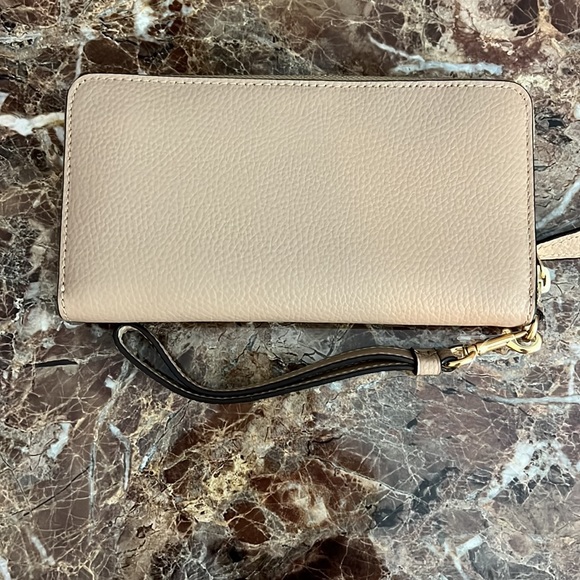 NWT Hard to find color Coach Accordion Zip Wallet with Wristlet strap - Picture 4 of 9